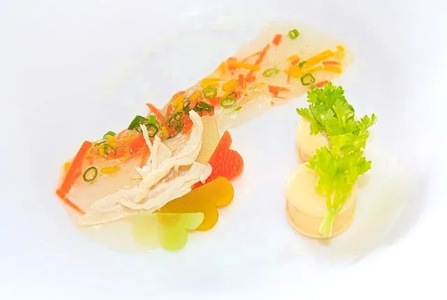 แกงจืดลูกกรอก Molecular Gastronomy [Consomme' jell with egg sausage]|Nut_thananさん