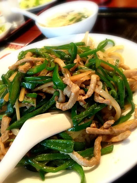 青椒肉絲飯。こんもり草むらみたいなの出てきた。スープは野菜とトマトと卵。|liccaさん