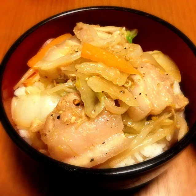 豚肉のみそニンニクハチミツ漬けの野菜炒め丼|mikochieさん