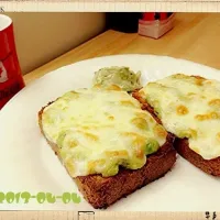 Snapdishの料理写真:アボカドとマヨチーズのトースト|Aさん