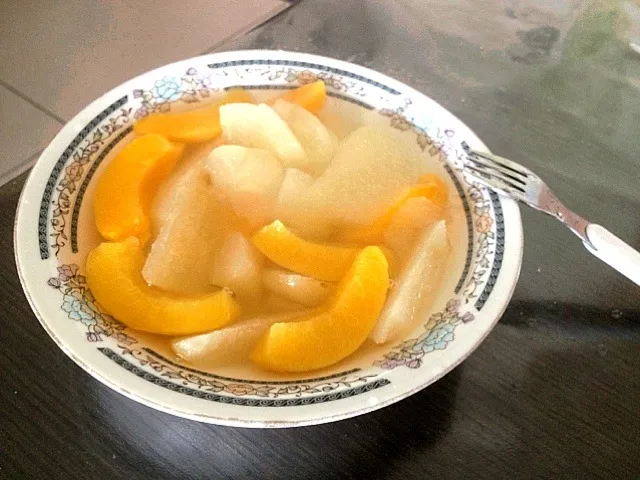 Snapdishの料理写真:Pear and yellow peach for my son|lulujojoさん