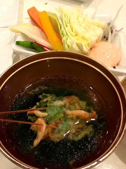 Snapdishの料理写真:桜えびのかき揚げ あおさ海苔出汁と生野菜@梅田 シャレカツ星と月|ユーリーさん