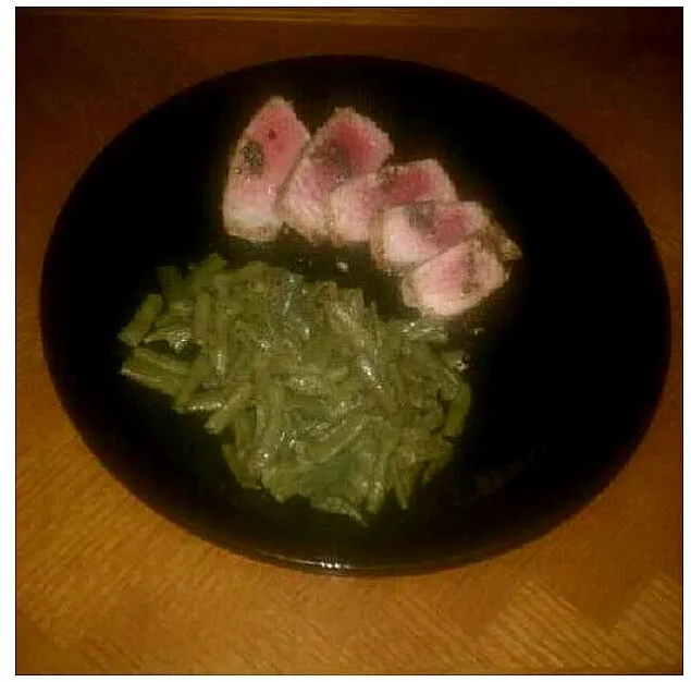 Seared Ahi Tuna w/ Rosemary herb garnish & Fresh String Beans|RJさん