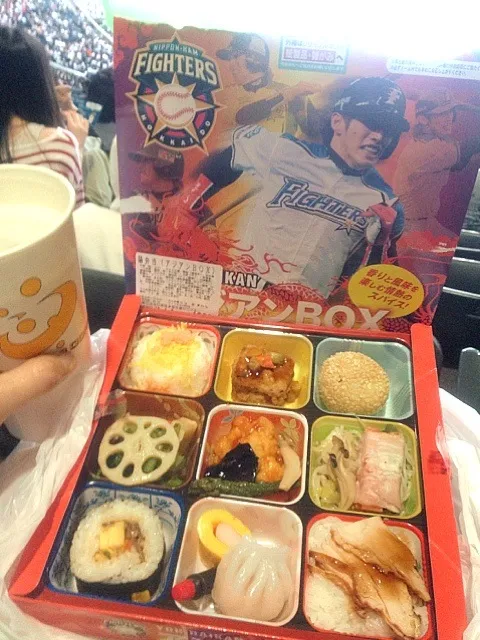 札幌ドーム開幕（＾∇＾）陽弁当（アジアンBOX）。ビールはクラッシック（＾∇＾）|しーさん