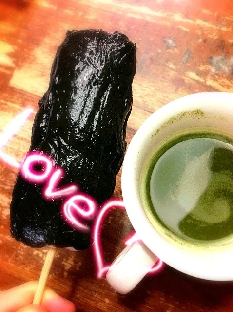 Snapdishの料理写真:黒ごま団子とお茶|あっちさん