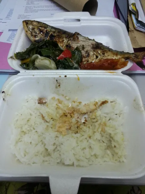 nasi putih + ikan kembung bakar + sayur|norazzaさん