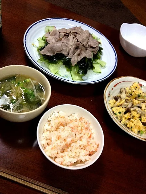 Snapdishの料理写真:しめじとネギの卵とじ＊鮭ごまごはん＊えのきと小松菜のお味噌汁＊牛しゃぶのさっぱりサラダ|ゆいさん