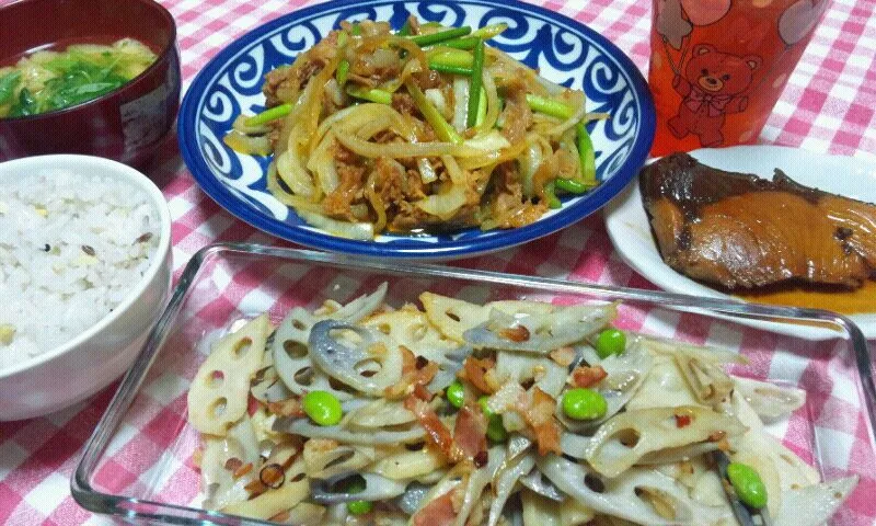 Snapdishの料理写真:鰤煮付け、肉野菜炒め(豚小間肉･にんにくの芽･玉葱)、蓮根とベーコンのぺぺロンソテー、お味噌汁(油揚げ･ちくわ･三つ葉)|まあるさん