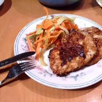 chili-peanut porkchops with cucumber carrot salad|Frederik Proßさん