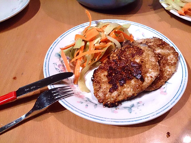 chili-peanut porkchops with cucumber carrot salad|Frederik Proßさん