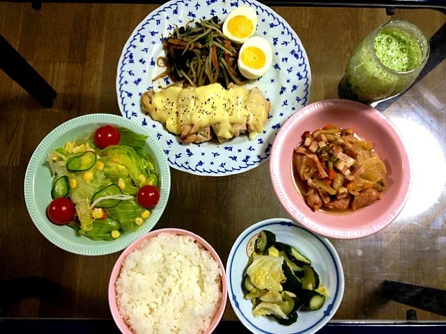 サラダ、チキンのマヨチーズ焼き、白菜のコンソメ煮、らっきょ酢漬け、もやしとほうれん草とにんじんのオイスターソース炒め|まゆめろさん