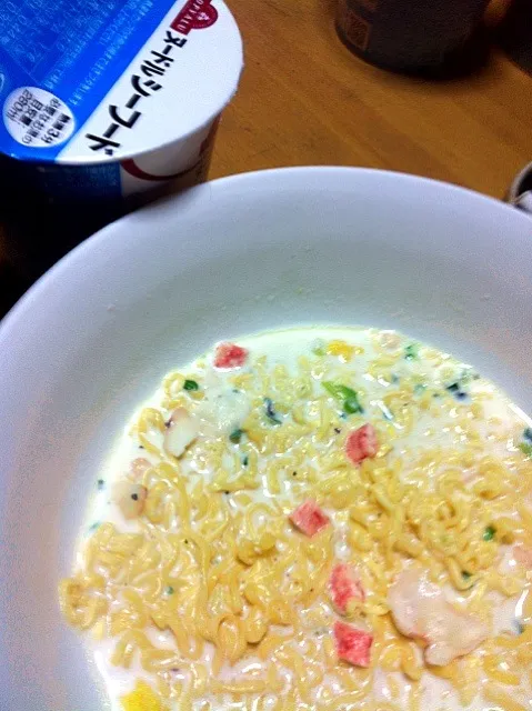 シーフードのインスタントラーメンをホットミルクで作ってみた！|なにわの酒呑みさん