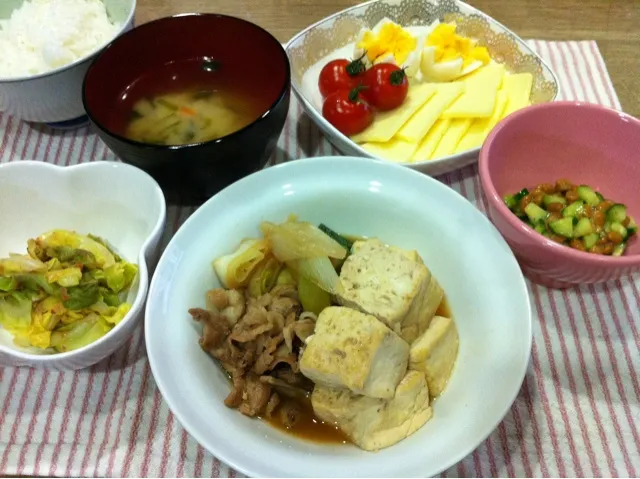 Snapdishの料理写真:肉豆腐・刻みキュウリ納豆・キャベツのおかかお浸し・チーズ茹で卵ミニトマト・炒め小松菜と人参味噌汁|まーままさん