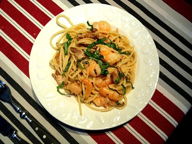 Spaghetti with shrimps and unsalted fried baconcubes. Topped off with garlic/lemon/basil butter|Johan van de Beekさん