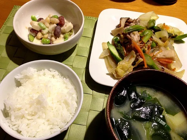 4/4 【晩ご飯】ラム肉と野菜の炒めもの・お豆と長いものごまマヨサラダ・わかめとじゃがいものお味噌汁・白いご飯|よっしーさん