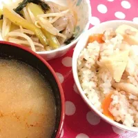 ツナの炊き込みご飯、じゃがいもの味噌汁、小松菜ともやしとこんにゃくの酢の物|ゆうかさん