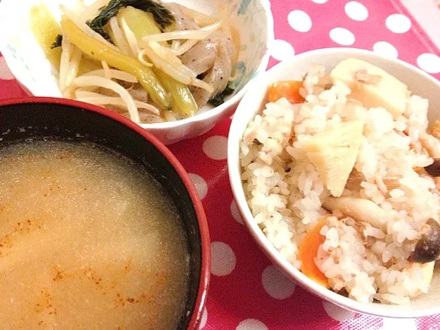 ツナの炊き込みご飯、じゃがいもの味噌汁、小松菜ともやしとこんにゃくの酢の物|ゆうかさん