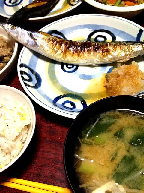 Snapdishの料理写真:焼きサンマ、小松菜と椎茸ともやしの味噌汁|ともえさん