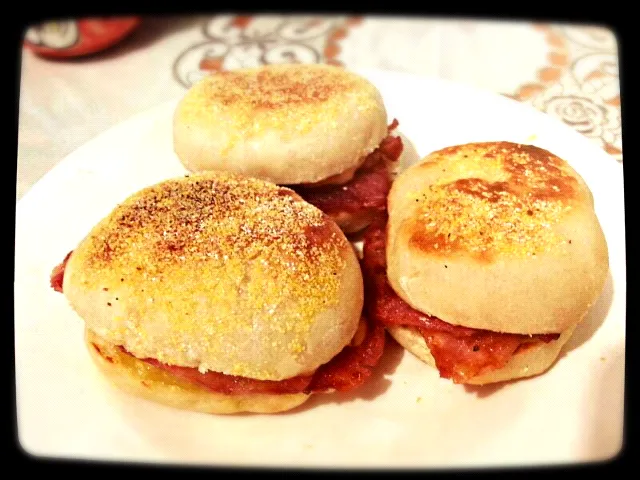 English Muffin with Bacon and Cheddar (from scratch)|wan chanさん