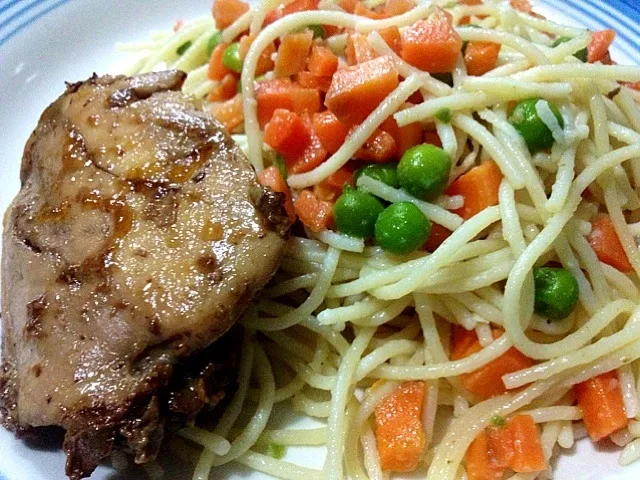 Pollo al horno con sillao y fideos a la jardinera en mantequilla|Justo Romeroさん