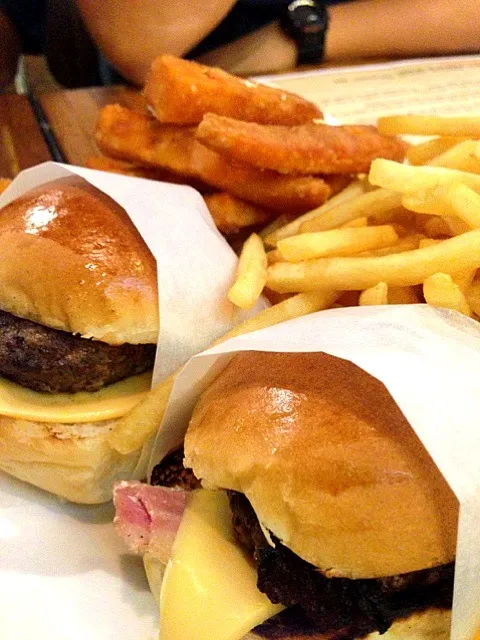 Snapdishの料理写真:American burgers|hweeyhさん