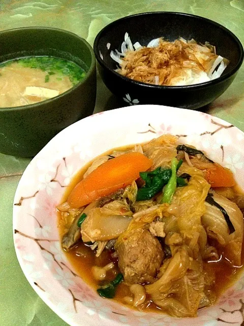 鶏だんごのピリ辛蒸し煮 新玉の麺つゆがけ  大根と豆腐の味噌汁|きくりさん