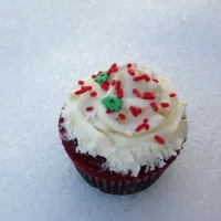 red velvet cupcake with vanilla/chocolate frosting|alina yanさん