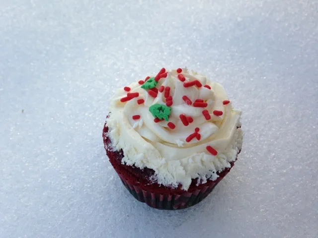 red velvet cupcake with vanilla/chocolate frosting|alina yanさん