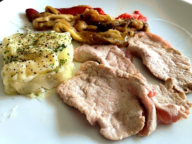 Pork with grilled cheese potatoe and smoked-roasted auberginie and red pepper ("escalivada").|De Pupesさん