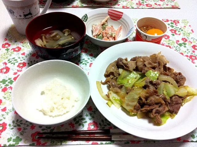 Snapdishの料理写真:豚肉とキャベツと玉ねぎの味噌炒め、しめじと玉ねぎのお吸い物、人参とアスパラのマヨネーズ和え|まいか*kmicsさん