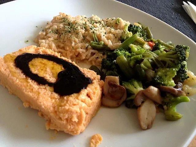 Fish cake dressed with balsamic modena, veggie wok and fish-rissoto.|De Pupesさん