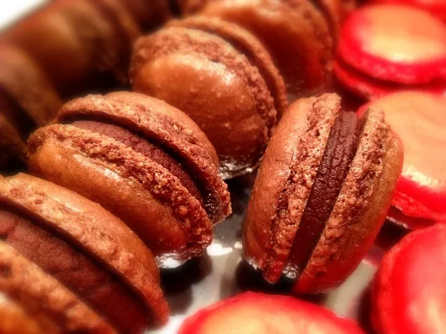 Snapdishの料理写真:Macarons chocolat / framboises|Makotoさん