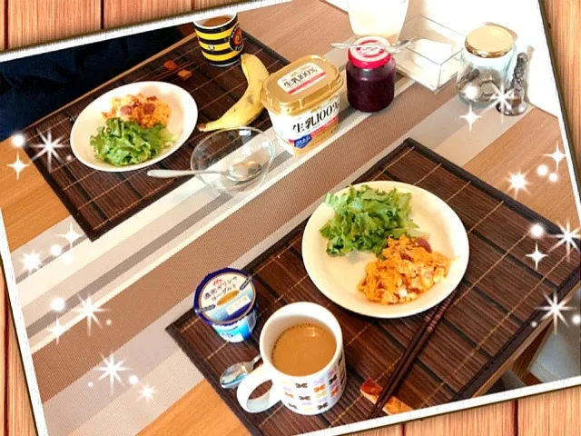 Snapdishの料理写真:コンビーフ入りスクランブルエッグ、サラダ、ヨーグルト、コーヒー|ウサコさん