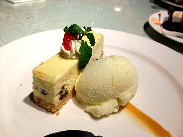 Rum raisin cheese cake + vanela  ice cream|Kiki Linさん