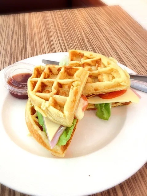 Waffle w ham cheese / hmm...😐|KanoKさん