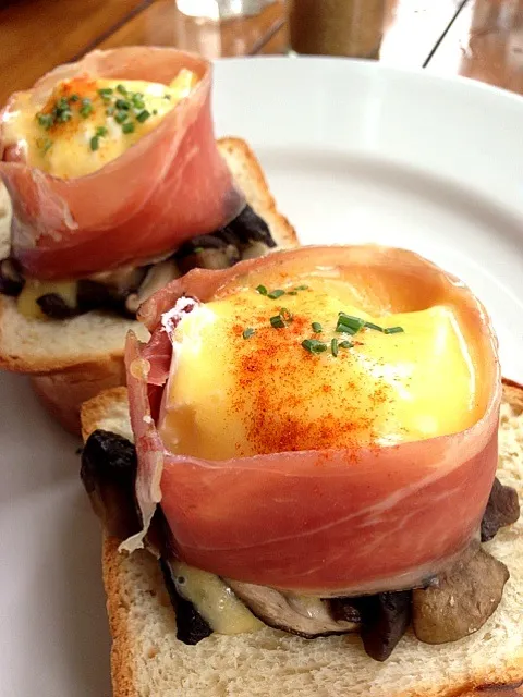 Snapdishの料理写真:Eggs Benedict|Audrey Limさん