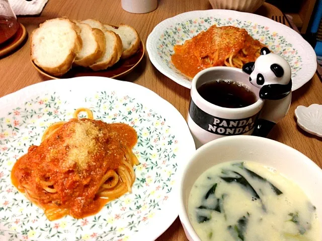 トマトチーズパスタと残り物でお昼ごはん|こんこんさん