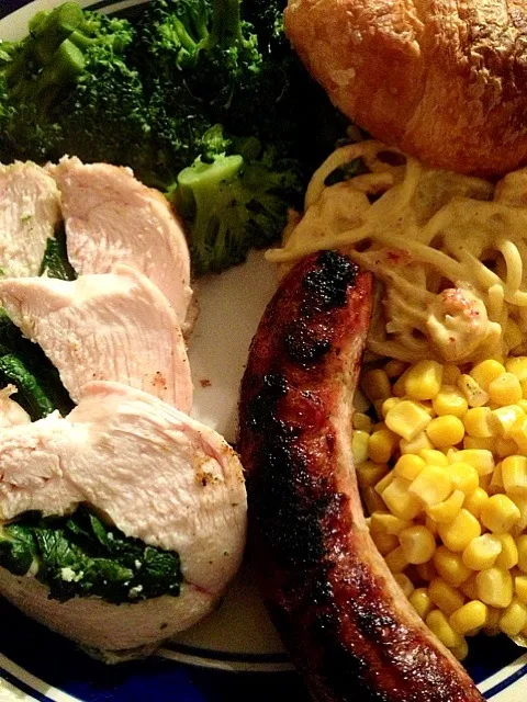 Snapdishの料理写真:Spinach & feta stuffed Chicken, garlic pork sausage, corn, crawfish fettuccine, broccoli, and croissants.|Elise Templetさん