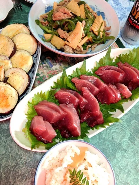 竹の子ご飯・鰹の刺身・青椒肉絲・米🍆のチーズ焼きで5時前ですが頂きま〜す😘🎵|ちーねーさん