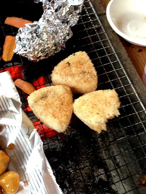 焼きおにぎり！一個食べかけ(笑)|さくたえさん