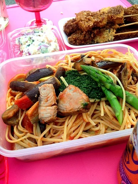 お花見パスタ弁当(￣▽￣)鰹のたたきと茄子のプッタネスカバベッティーニ。大葉ジェノベーゼ添え。|naoさん