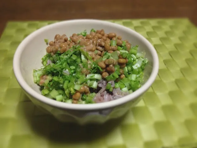 最近お気に入りの納豆ごはんは、五穀米にカブの茎の浅漬け、醤油無しの納豆。|ぺんぎんさん