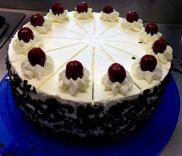 Snapdishの料理写真:Black Forest cake (Schwarzwälder - Kirschtorte)|cäciliaさん