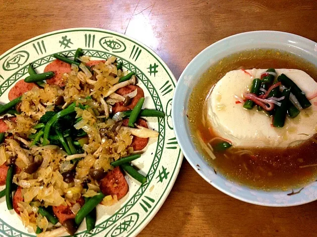 旦那作！あんかけ豆腐と魚肉ソーセージのキノコ・オニオンソース😋|mikaさん