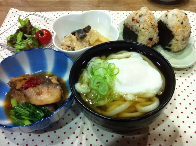 ホッケ煮付け・月見うどん・豚肉と大根のゴマ味噌炒め煮・サニーレタスとミニトマトサラダ・鮭ワカメおにぎり|まーままさん