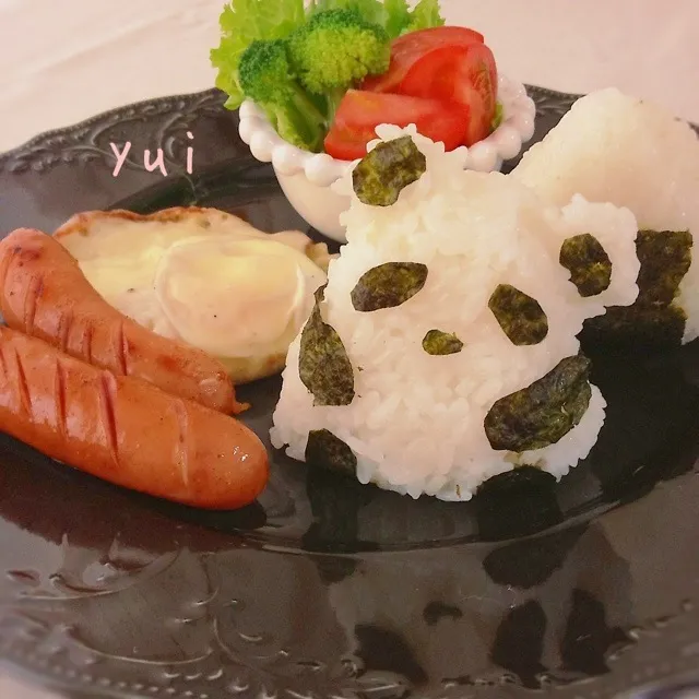 Snapdishの料理写真:2013年1月13日二日酔いだった旦那朝ご飯♡お座りパンダおにぎり♡|ゆぃさん