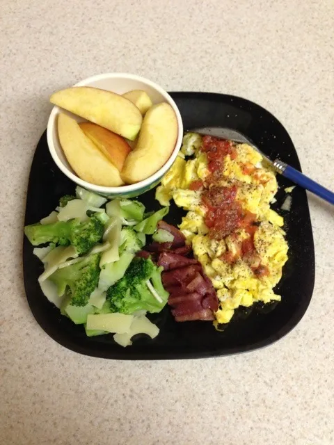 Swiss broccoli, eggs and salsa, apples, turkey bacon|lou vangさん