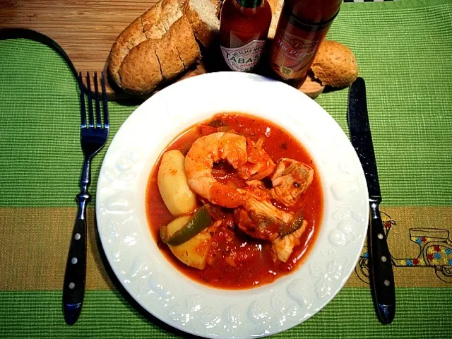 Zarzuela de pescados - rich Portuguese soup with fishfilets, gamba's , potato, tomatobased broth, pepers, paprika, fennel, onions and lots of hot sauce and brea|Johan van de Beekさん