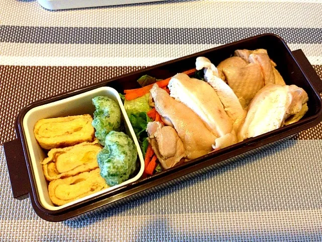 お弁当♡茹鶏、サラダ、卵焼き、竹輪の磯辺揚げ|ウサコさん