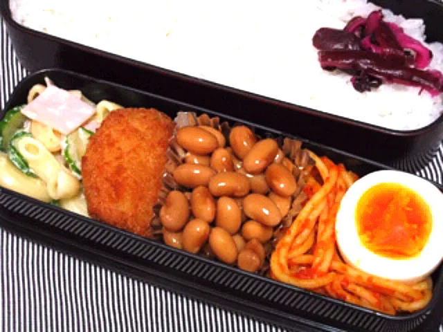 お弁当（ご飯、柴漬け、マカロニサラダ、コロッケ、煮豆、ナポリタン、ゆで卵）|すーさん